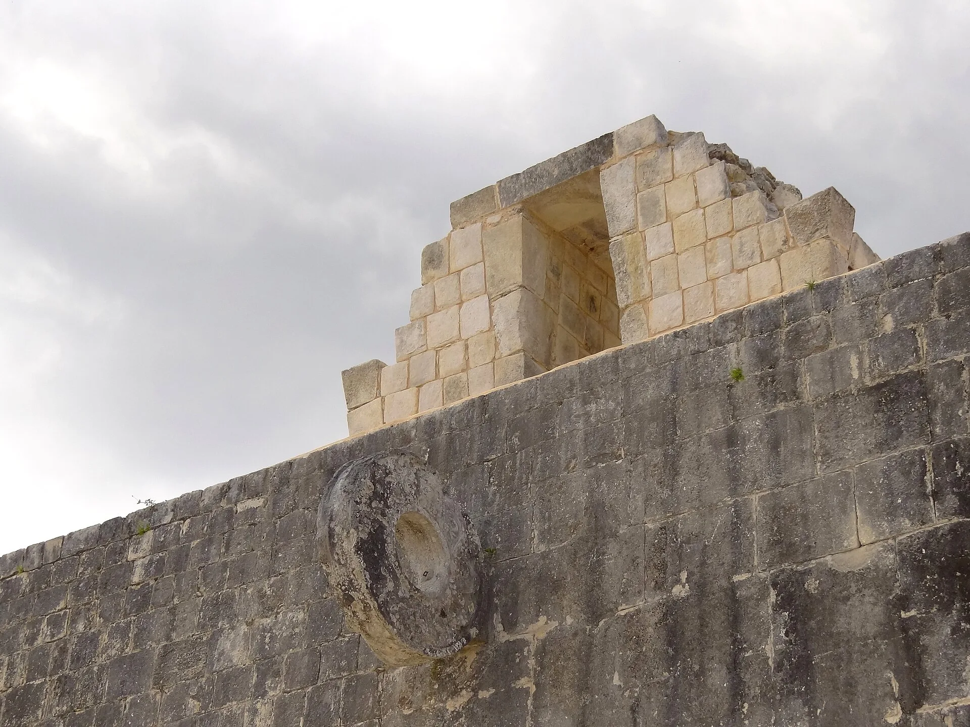 Le terrain de jeu de balle et les autres monuments